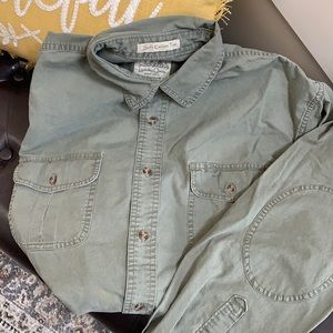 Cabela’s Long sleeve Size M Soft Canvas Trail button down shirt. Like new! 💚✅